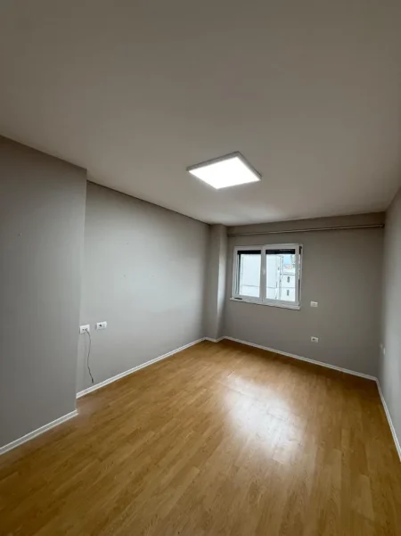Tirane, jepet me qera zyre Kati 5, 100 m² 900 € (Rruga e Kavajes)