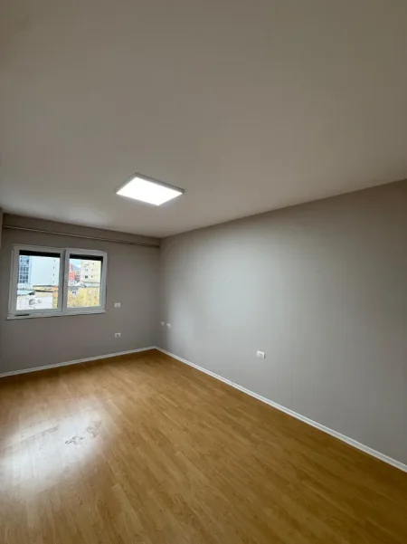 Tirane, jepet me qera zyre Kati 5, 100 m² 900 € (Rruga e Kavajes)