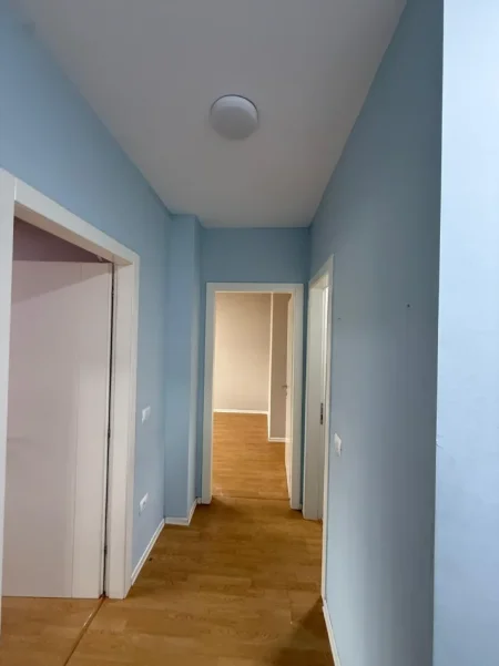 Tirane, jepet me qera zyre Kati 5, 100 m² 900 € (Rruga e Kavajes)