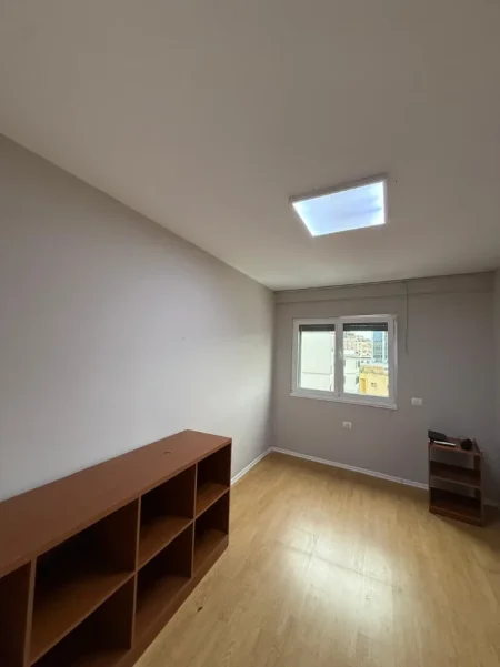Tirane, jepet me qera zyre Kati 5, 100 m² 900 € (Rruga e Kavajes)