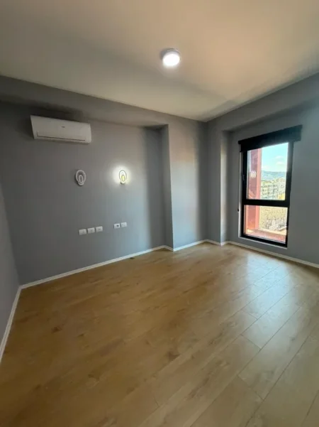 Tirane, jepet me qera zyre Kati 4, 110 m² 1.000 € (GARDEN BUILDING)