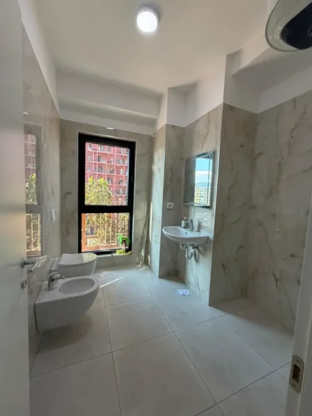 Tirane, jepet me qera zyre Kati 4, 110 m² 1.000 € (GARDEN BUILDING)