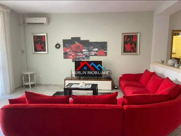 Tirane, jepet me qera apartament 1+1+Ballkon Kati 1, 140 m² 675 € (RRUGA DERHEMI,PAZARI I RI)
