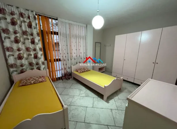 Tirane, jepet me qera apartament 1+1+Ballkon Kati 1, 140 m² 675 € (RRUGA DERHEMI,PAZARI I RI)