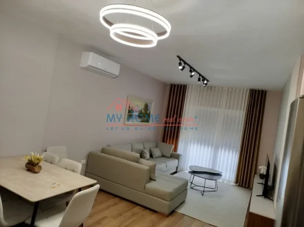 Tirane, jepet me qera apartament 1+1+Ballkon Kati 5, 75 m² 730 € (Shkolla e Kuqe)