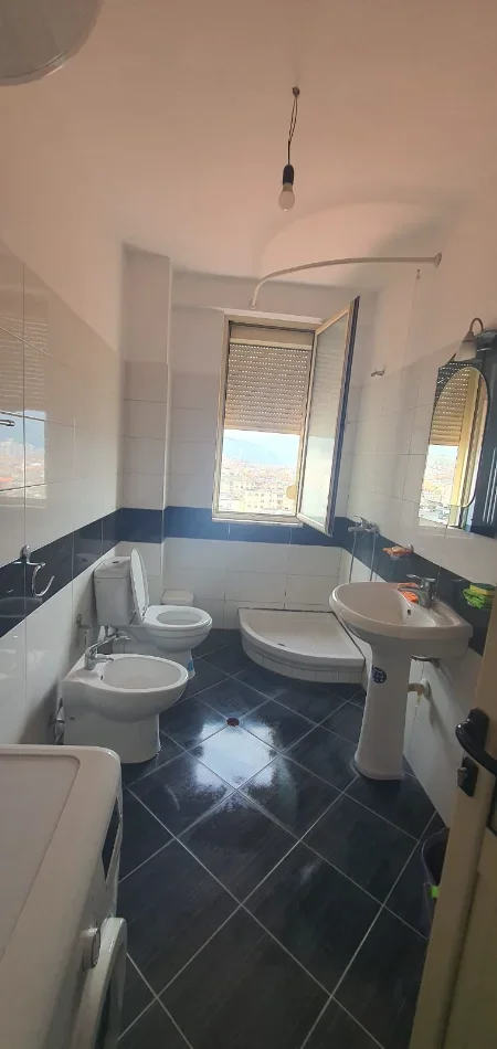 Elbasan, jepet me qera apartament 1+1 Kati 9, 70 m² 290 € (Lagja 5 Maj)