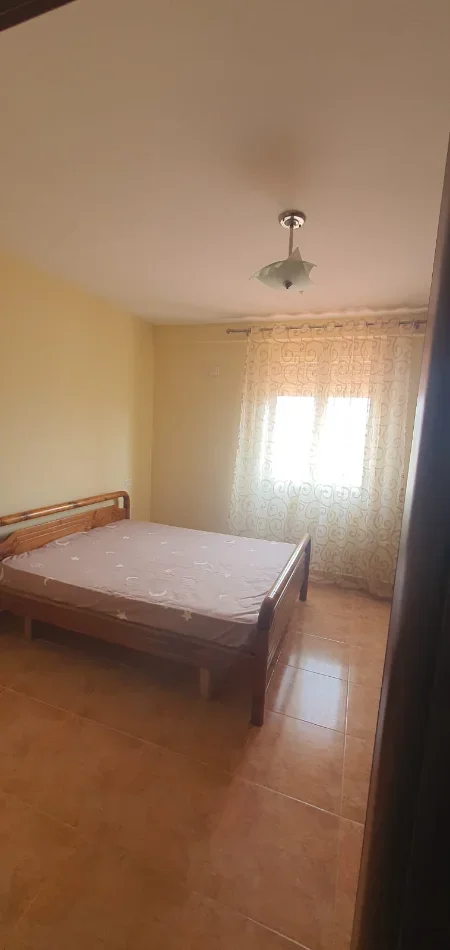 Elbasan, jepet me qera apartament 1+1 Kati 9, 70 m² 290 € (Lagja 5 Maj)