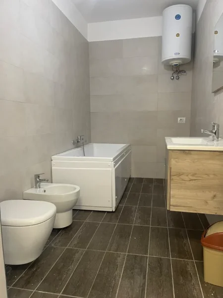 Tirane, jepet me qera zyre Kati 8, 60 m² 800 € (Myslym Shyri)