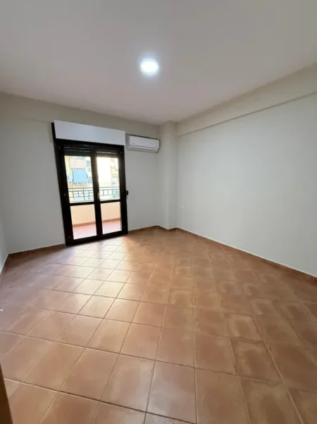 Tirane, jepet me qera zyre , 140 m² 800 € (Komuna e Parisit)
