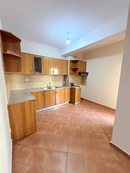 Tirane, jepet me qera zyre , 140 m² 800 € (Komuna e Parisit)