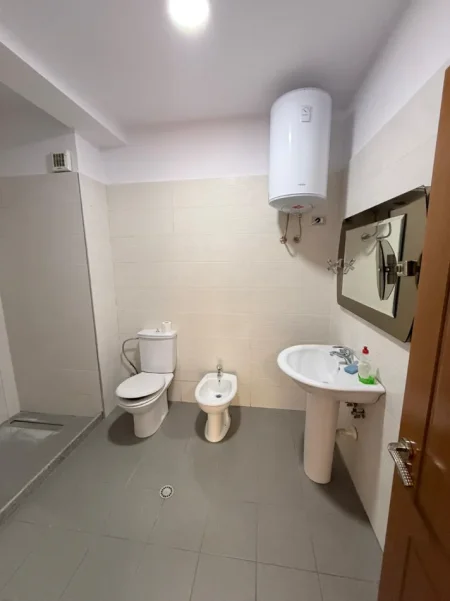 Tirane, jepet me qera zyre , 140 m² 800 € (Komuna e Parisit)