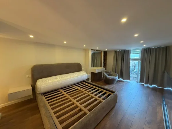 Tirane, jepet me qera apartament Dublex Kati 1, 55 m² 700 € (Golden Park 3)