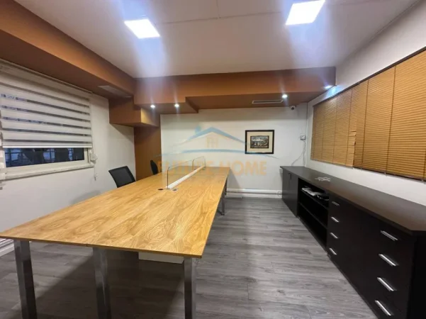 Tirane, jepet me qera ambjent biznesi Kati 1, 194 m² 3.500 € (te shkolla petronini)