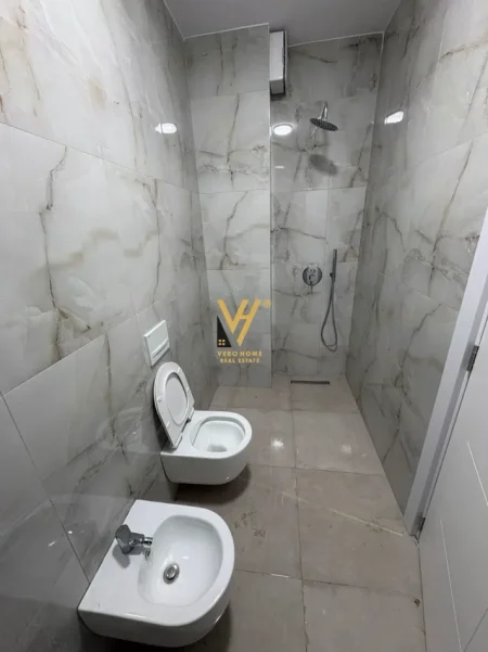 Tirane, jepet me qera apartament 1+1+Ballkon Kati 2, 61 m² 670 € (LAPRAKE)