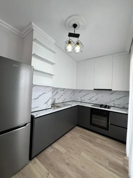 Tirane, jepet me qera apartament 2+1 Kati 3, 500 € (Univers City)