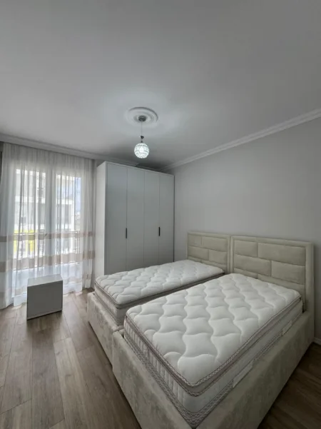 Tirane, jepet me qera apartament 2+1 Kati 3, 500 € (Univers City)