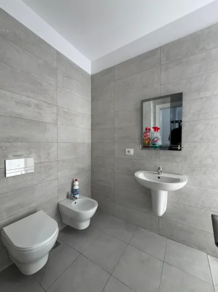 Tirane, jepet me qera apartament 2+1 Kati 3, 500 € (Univers City)