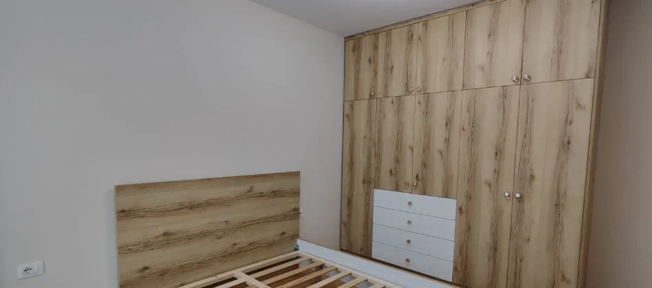 Tirane, jepet me qera apartament 1+1+Ballkon Kati 4, 75 m² 700 € (Stacioni i Trenit)