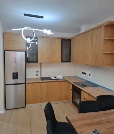 Tirane, jepet me qera apartament 1+1+Ballkon Kati 4, 75 m² 700 € (Stacioni i Trenit)