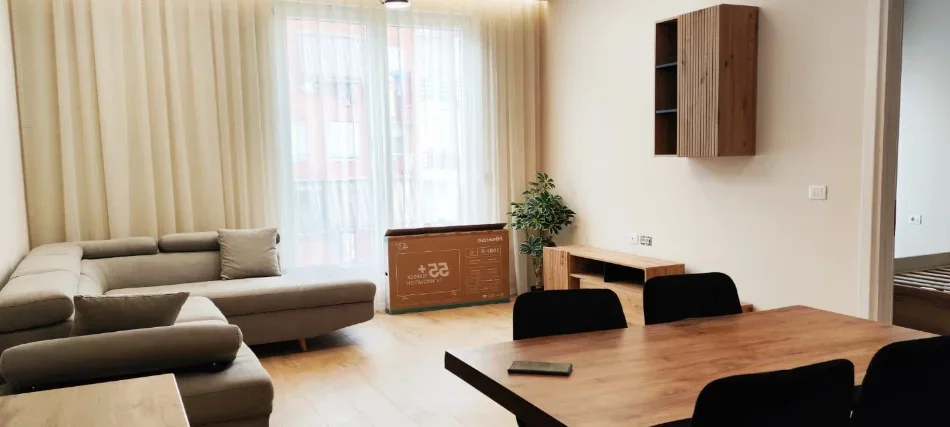 Tirane, jepet me qera apartament 1+1+Ballkon Kati 4, 75 m² 700 € (Stacioni i Trenit)