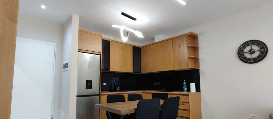 Tirane, jepet me qera apartament 1+1+Ballkon Kati 4, 75 m² 700 € (Stacioni i Trenit)