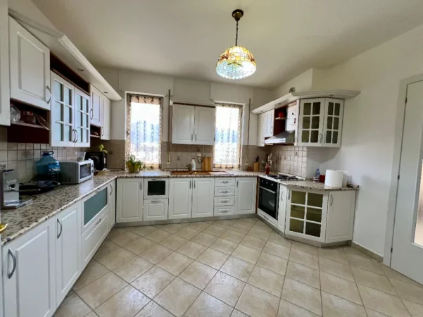 Shqiperi, jepet me qera apartament 2+1+Aneks+Ballkon Kati 10, 130 m² 700 € (Rruga e Barrikadave)