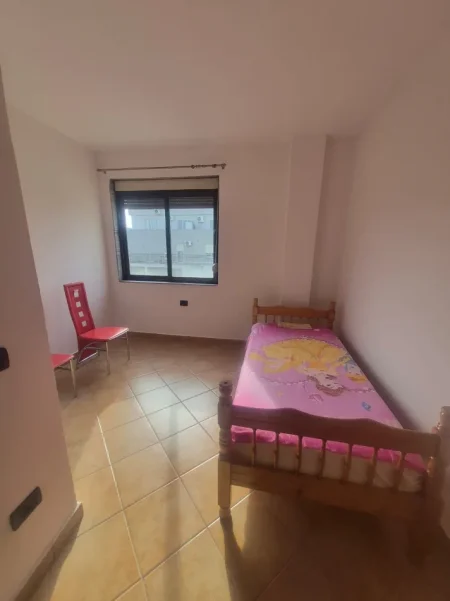 Tirane, jepet me qera apartament 2+1+Ballkon Kati 10, 700 € (Tek Globe)