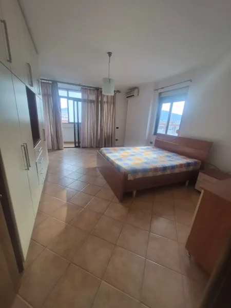 Tirane, jepet me qera apartament 2+1+Ballkon Kati 10, 700 € (Tek Globe)