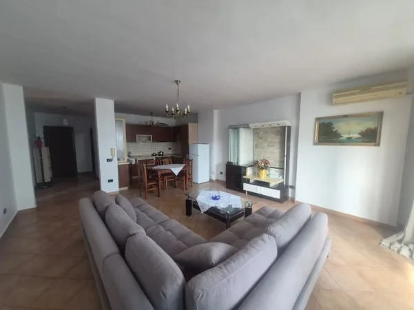 Tirane, jepet me qera apartament 2+1+Ballkon Kati 10, 700 € (Tek Globe)