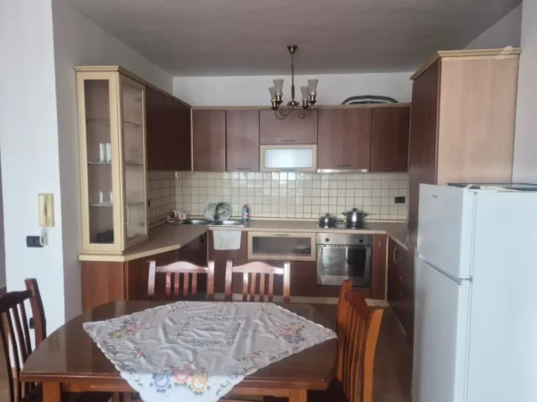 Tirane, jepet me qera apartament 2+1+Ballkon Kati 10, 700 € (Tek Globe)