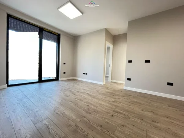 Tirane, jepet me qera zyre Kati 2, 75 m² 650 € (prane Sophie Caffe)