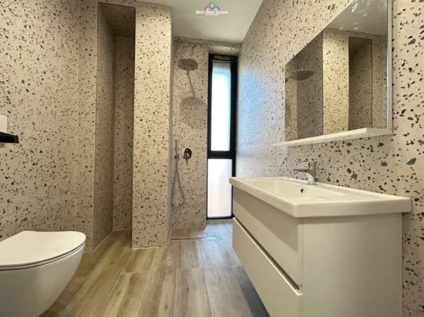 Tirane, jepet me qera zyre Kati 2, 75 m² 650 € (prane Sophie Caffe)