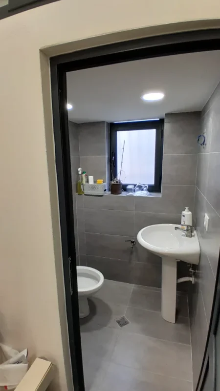 Tirane, jepet me qera garsonier 1+1 Kati 2, 35 m², 23 000 leke,  (Rr. Fuat Toptani)