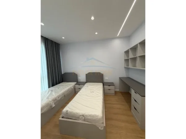 Tirane, jepet me qera Vile 2 Katshe Kati 3, 323 m² 5.000 € (Liqeni i that)