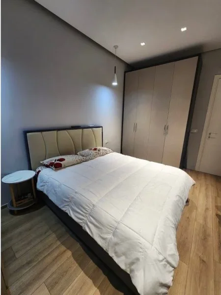 Tirane, jepet me qera apartament 1+1 Kati 4, 75 m² 950 € (KOMPLEKSI DELIJORGJI)