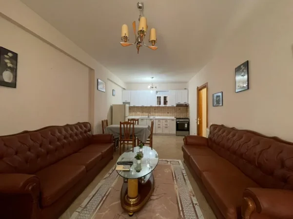 Tirane, jepet me qera apartament 1+1 Kati 7, 65 m² 550 € (Kika 1 tek Komuna e Parisit)