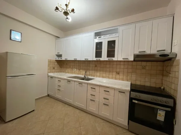 Tirane, jepet me qera apartament 1+1 Kati 7, 65 m² 550 € (Kika 1 tek Komuna e Parisit)