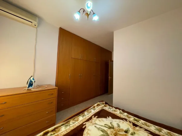 Tirane, jepet me qera apartament 1+1 Kati 7, 65 m² 550 € (Kika 1 tek Komuna e Parisit)