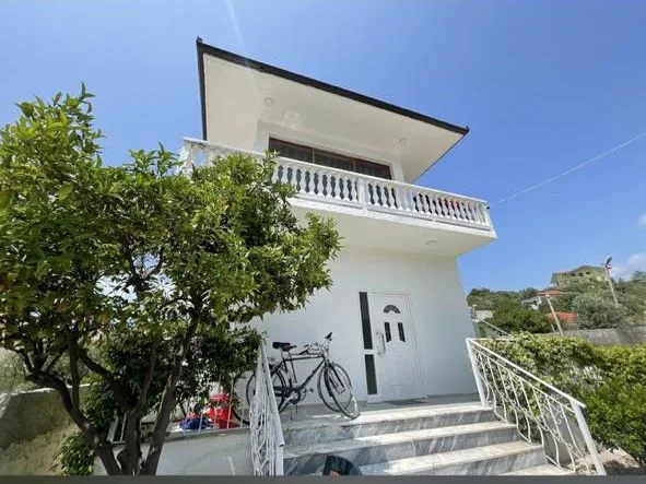 Vlore, jepet me qera Vile 1+1 Kati 2, 49 m² 500 € (lungomare)