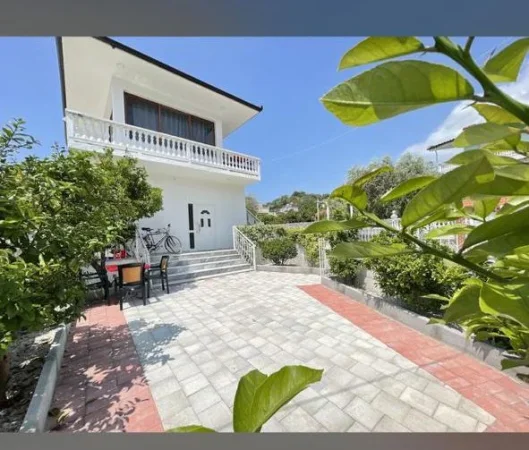 Vlore, jepet me qera Vile 1+1 Kati 2, 49 m² 500 € (lungomare)