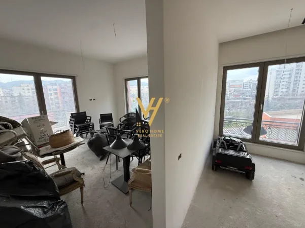 Tirane, jepet me qera zyre Kati 3, 250 m² 2.600 € (KOMPLEKSI DELIJORGJI)