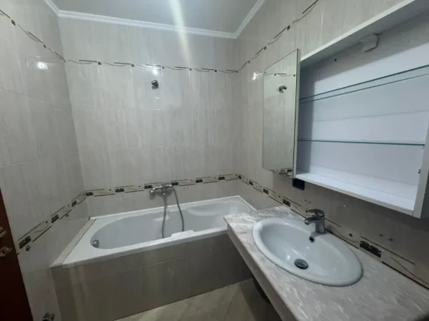 Tirane, jepet me qera apartament 2+1 Kati 7, 100 m² 800 € (Qender)
