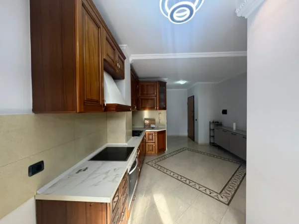 Tirane, jepet me qera apartament 2+1 Kati 7, 100 m² 800 € (Qender)