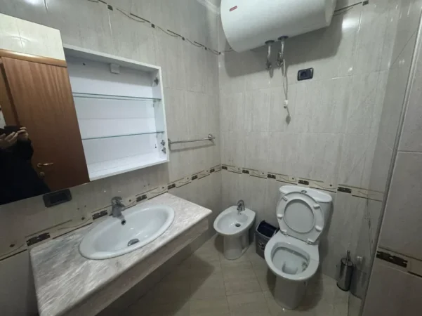 Tirane, jepet me qera apartament 2+1 Kati 7, 100 m² 800 € (Qender)