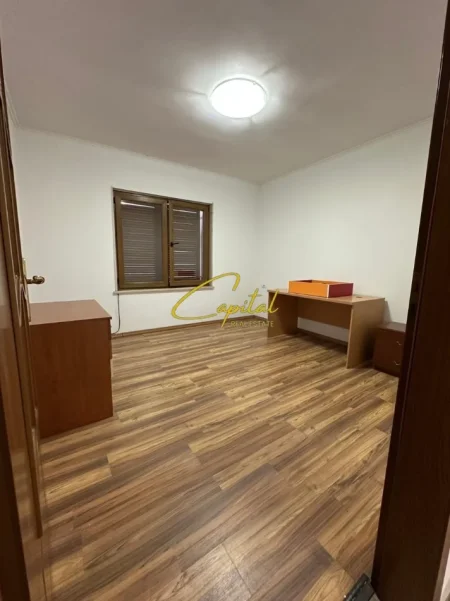 Tirane, jepet me qera zyre Kati 2, 110 m² 1.000 € (SHESHI WILLSON)