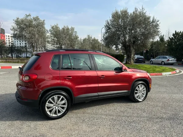 Tirane, shes SUV VOLKSWAGEN TIGUAN 2.0 Benzin+Gaz, vishnje Klima 190.000 km