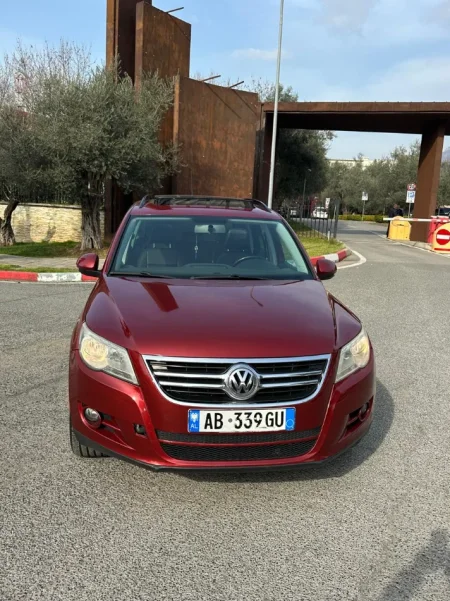 Tirane, shes SUV VOLKSWAGEN TIGUAN 2.0 Benzin+Gaz, vishnje Klima 190.000 km