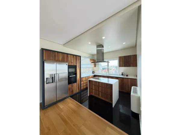 Tirane, jepet me qera apartament 2+1+Ballkon Kati 5, 160 m² 1.800 € (Kopshti Botanik)