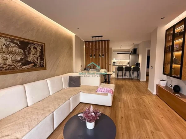 Vlore, jepet me qera apartament 2+1 Kati 2, 135 m² 900 € (VLORE)