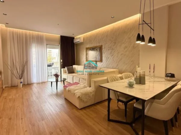 Vlore, jepet me qera apartament 2+1 Kati 2, 135 m² 900 € (VLORE)